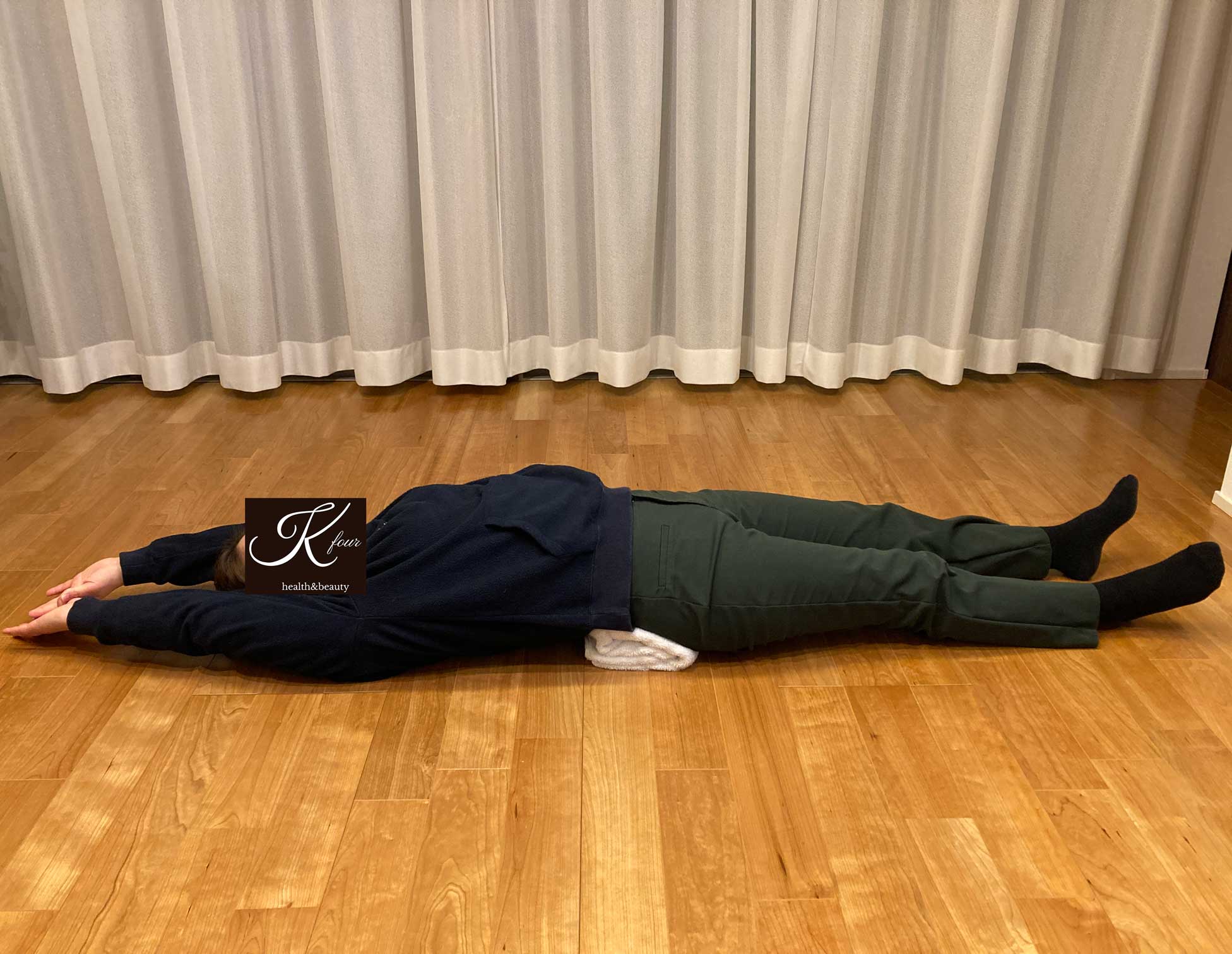 仰向けで手を伸ばす