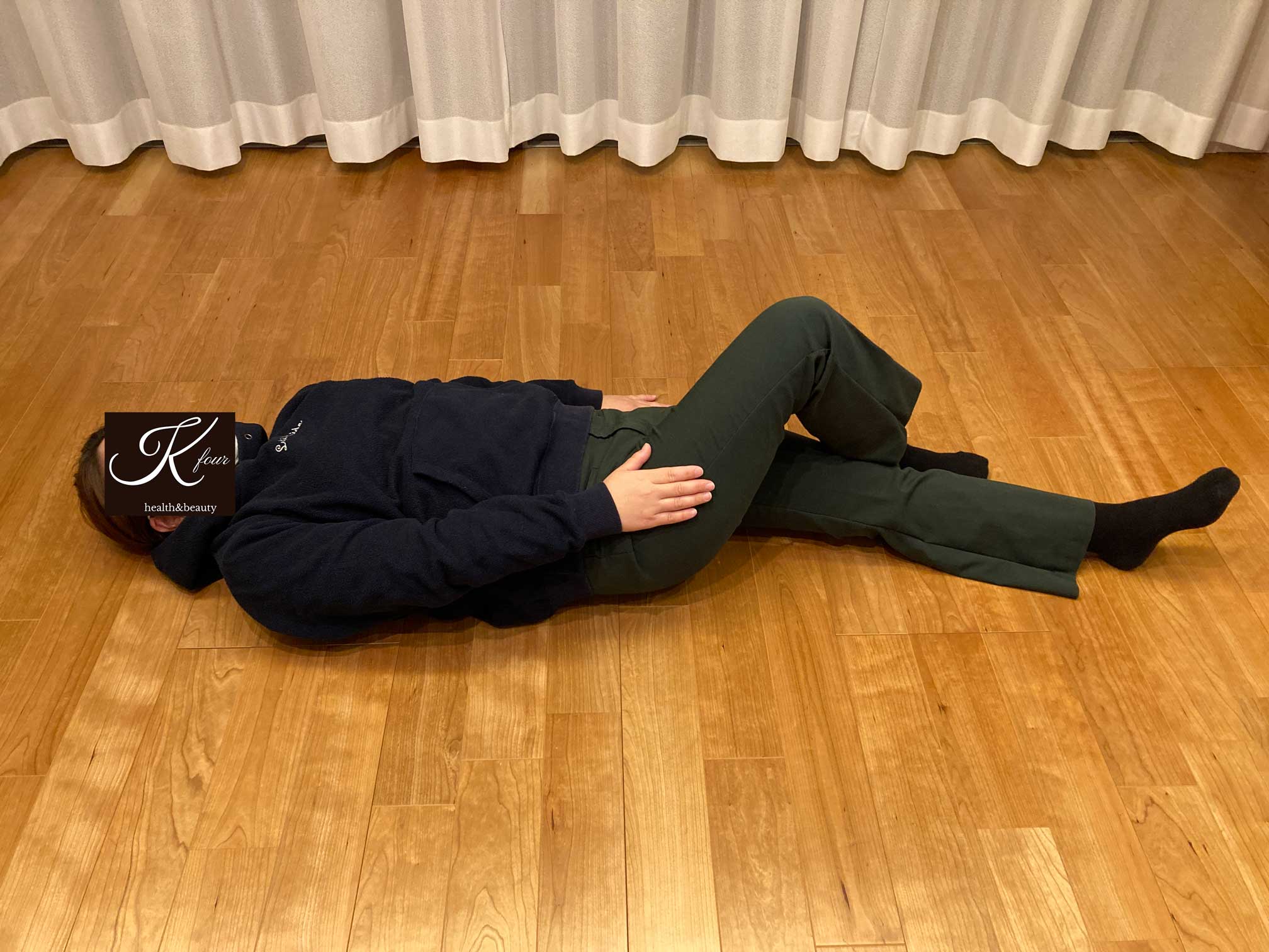 仰向けで足をクロス