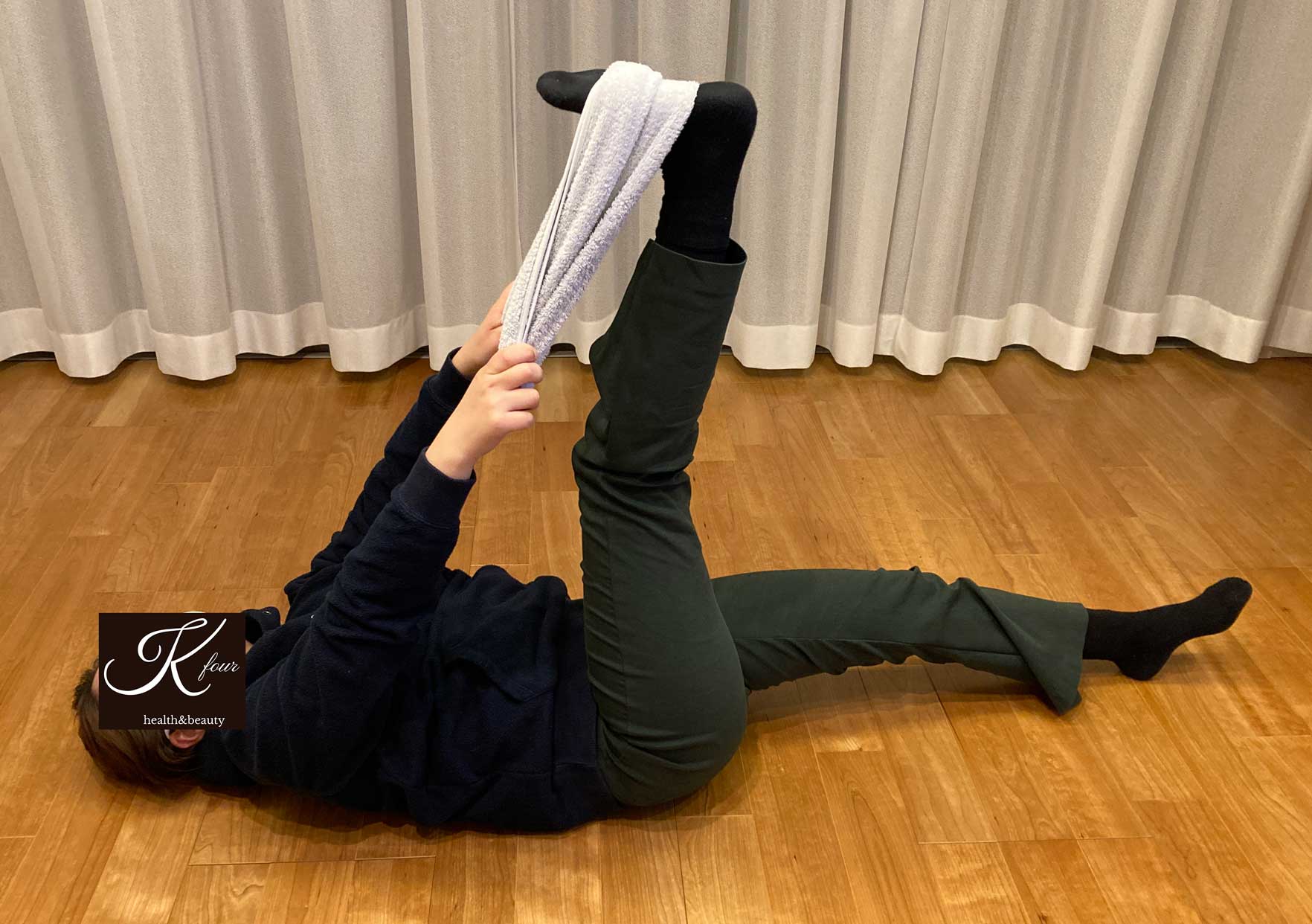 仰向けで足を上げる